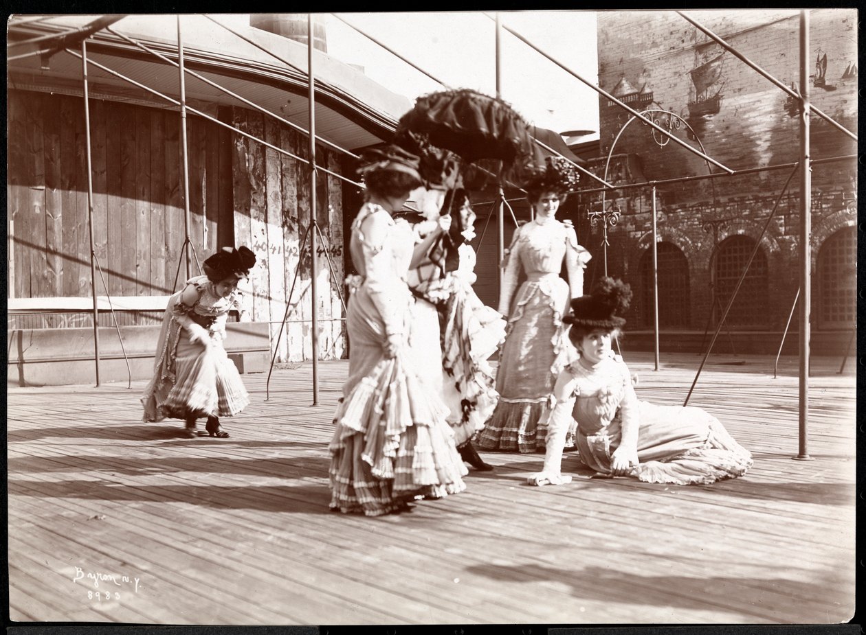 Pět hereček v kostýmech zkouší na střeše pravděpodobně newyorského divadla, New York, 1900 (stříbrný želatinový tisk) od Byron Company
