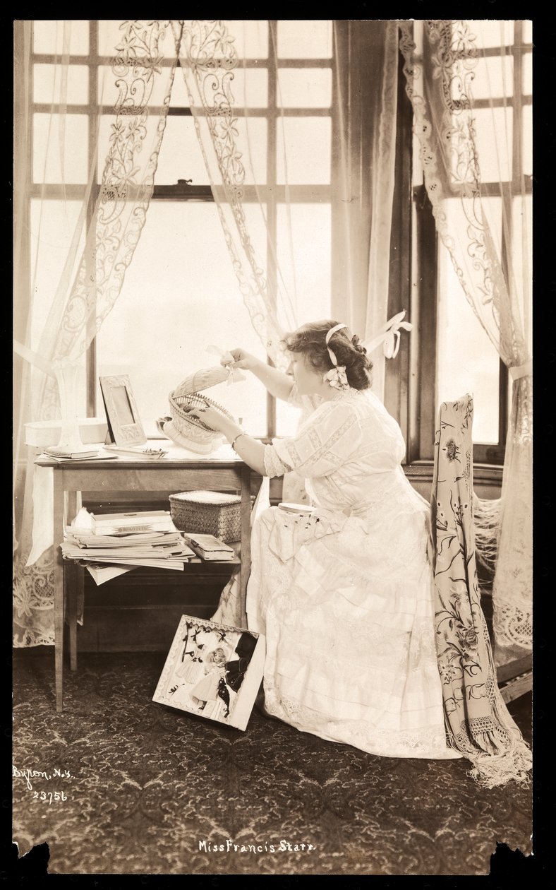 Frances Starr ve svém domě v New Yorku (stříbrný želatinový potisk) od Byron Company