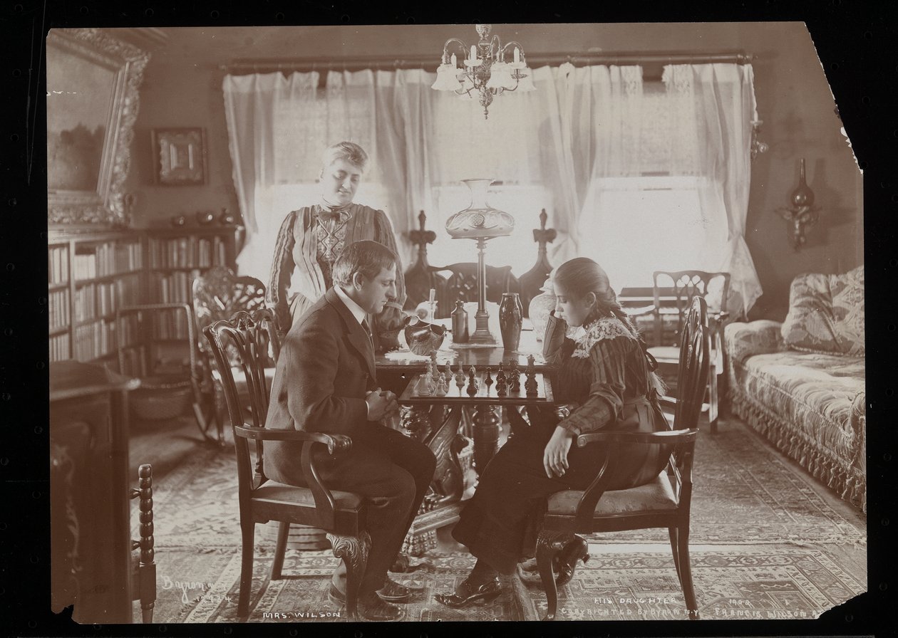 Francis Wilson a jeho dcera hrají šachy v jídelně jejich bydliště v New Rochelle, New York (stříbrný želatinový tisk) od Byron Company