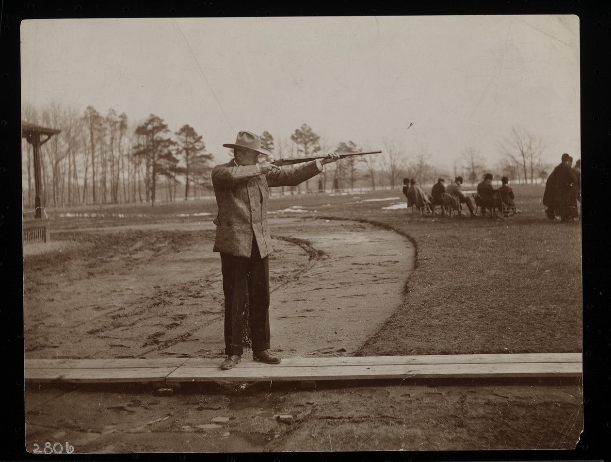 Frank Work míří na pušku při střelbě na trap, New York, 1896 (stříbrný želatinový tisk) od Byron Company