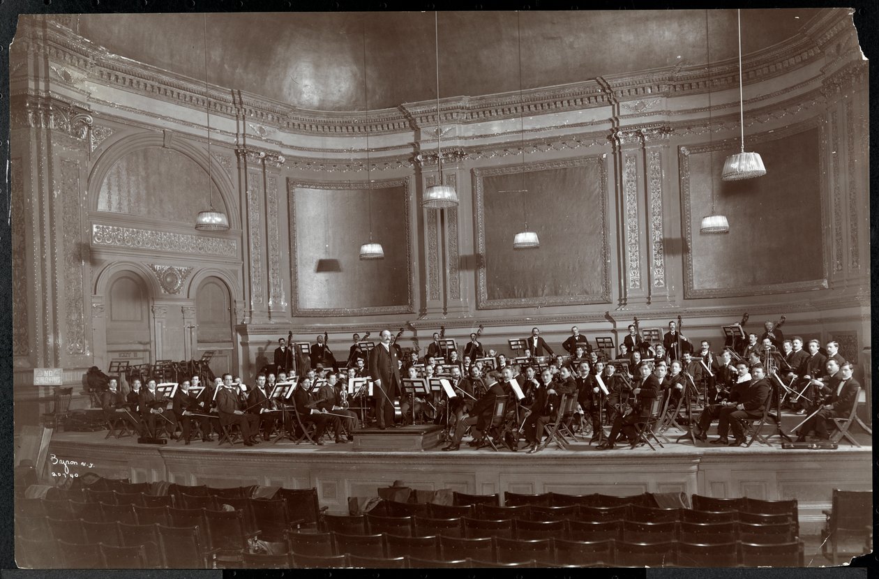 Celý orchestr na pódiu, New York, kolem roku 1912 (stříbrný želatinový tisk) od Byron Company