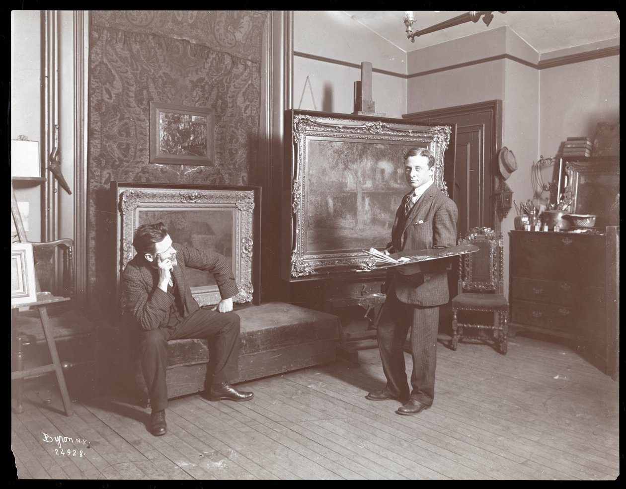 Granville Smith ve svém studiu, New York, 1907 (stříbrný želatinový tisk) od Byron Company