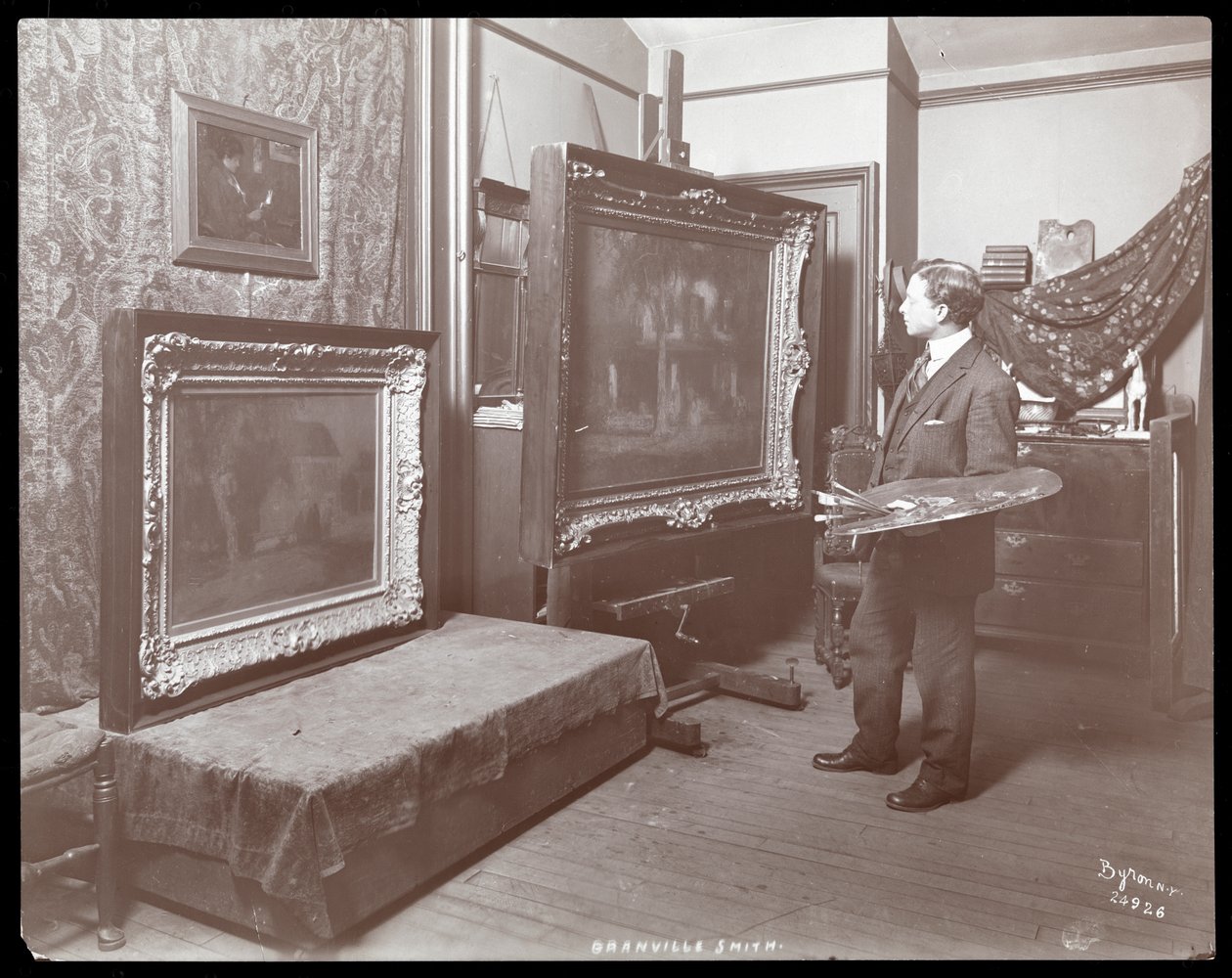 Granville Smith ve svém studiu, New York, 1907 (stříbrný želatinový tisk) od Byron Company