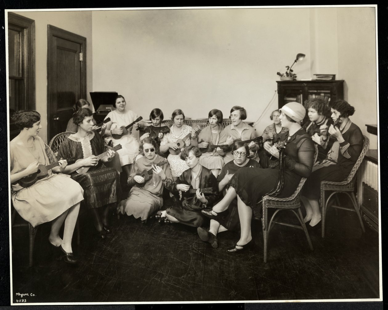 Skupina mladých nevidomých žen hrajících na ukeleles v New York Association for the Blind, 111 East 59th Street, New York, 1926 (stříbrný želatinový tisk) od Byron Company