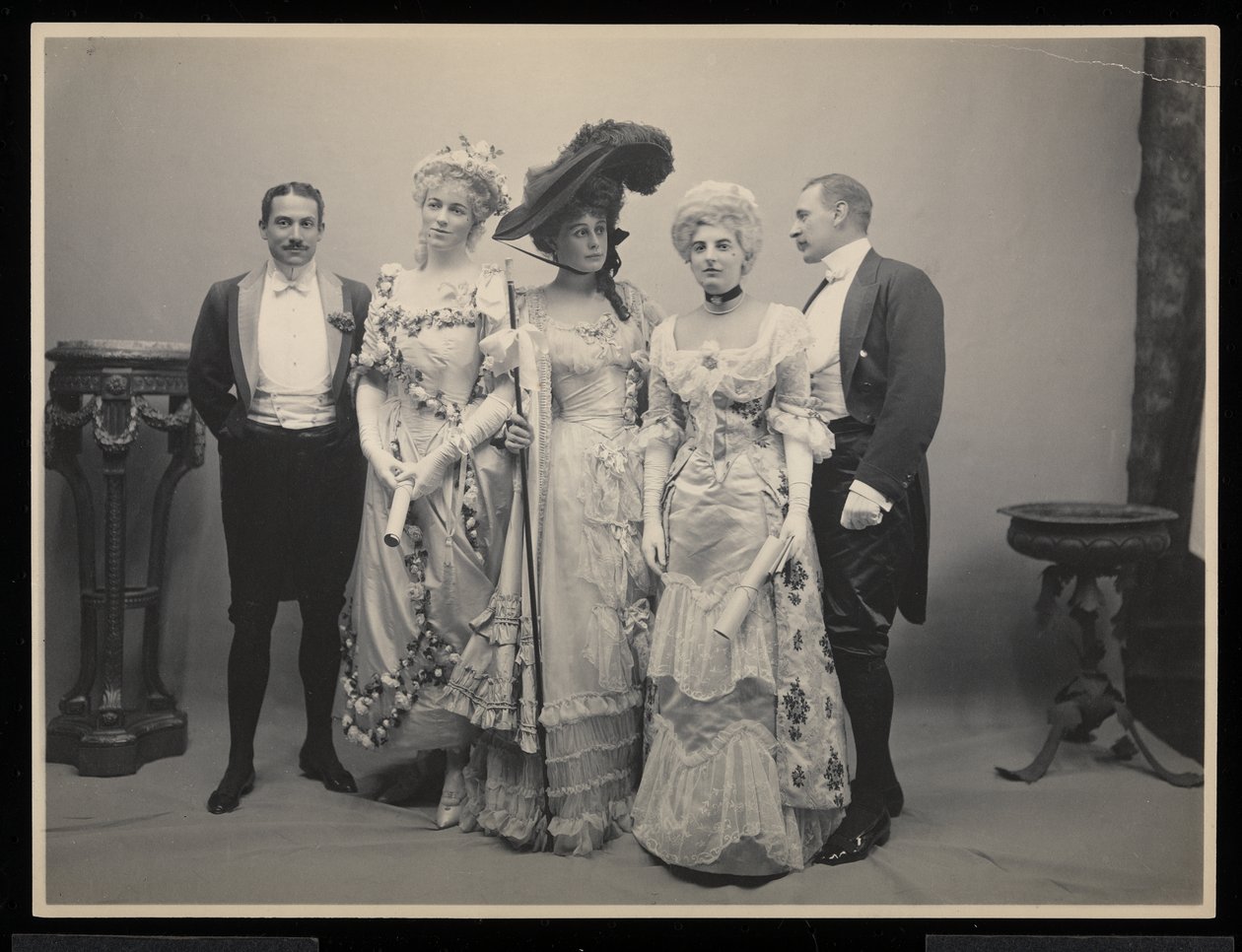 Skupinový portrét pana Bartona Willinga, slečny Alice Blightové, slečny Eleanor Jayové (paní Arthur Iselin), slečny Therese Iselinové a dalšího muže na James Hazen Hyde Ball, New York, 31. ledna 1905 (stříbrný gel od Byron Company