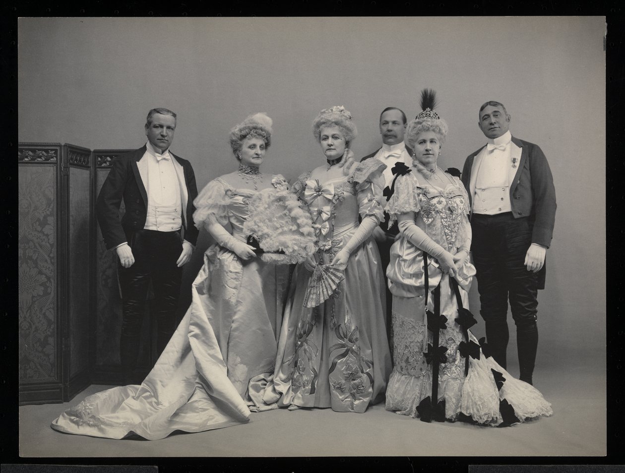 Skupinový portrét Sydney Dillon Ripley, paní J.T. Burdene, paní Wm. Jay, Benjamin Nicol a Col. Wm. Jay na James Hazen Hyde Ball, New York, 31. ledna 1905 (stříbrný želatinový tisk) od Byron Company