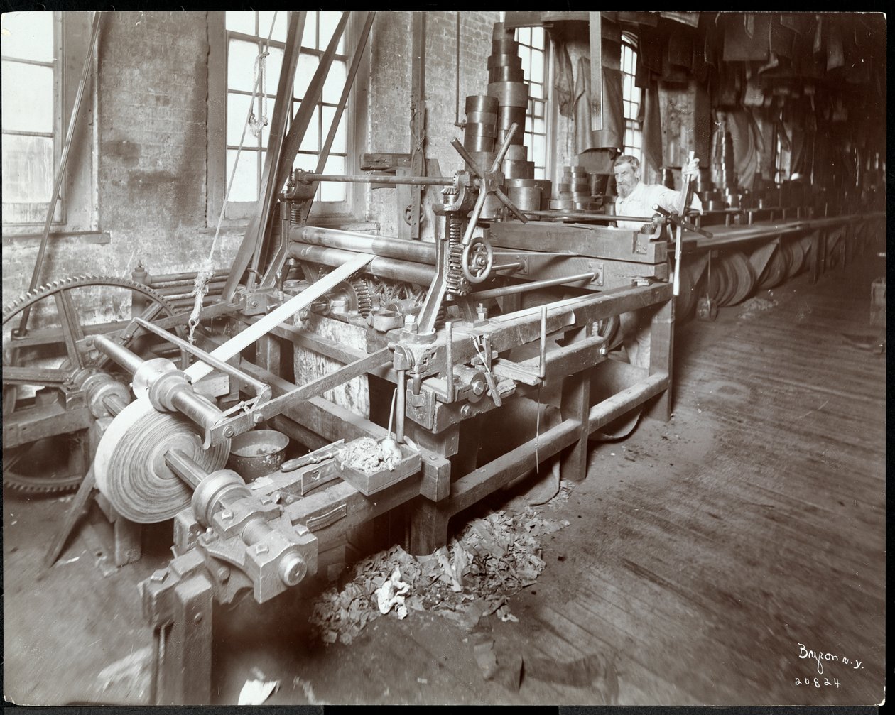Vnitřní pohled na muže pracujícího s kůží v New York Leather Belting Co., New York, 1906 (stříbrný želatinový tisk) od Byron Company