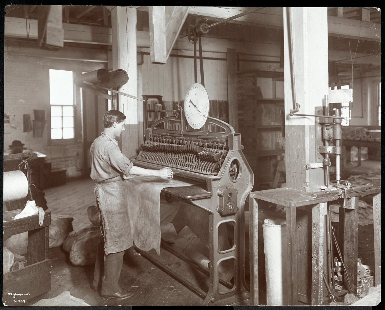 Vnitřní pohled na muže pracujícího s kůží v New York Leather Belting Co., New York, 1906 (stříbrný želatinový tisk) od Byron Company