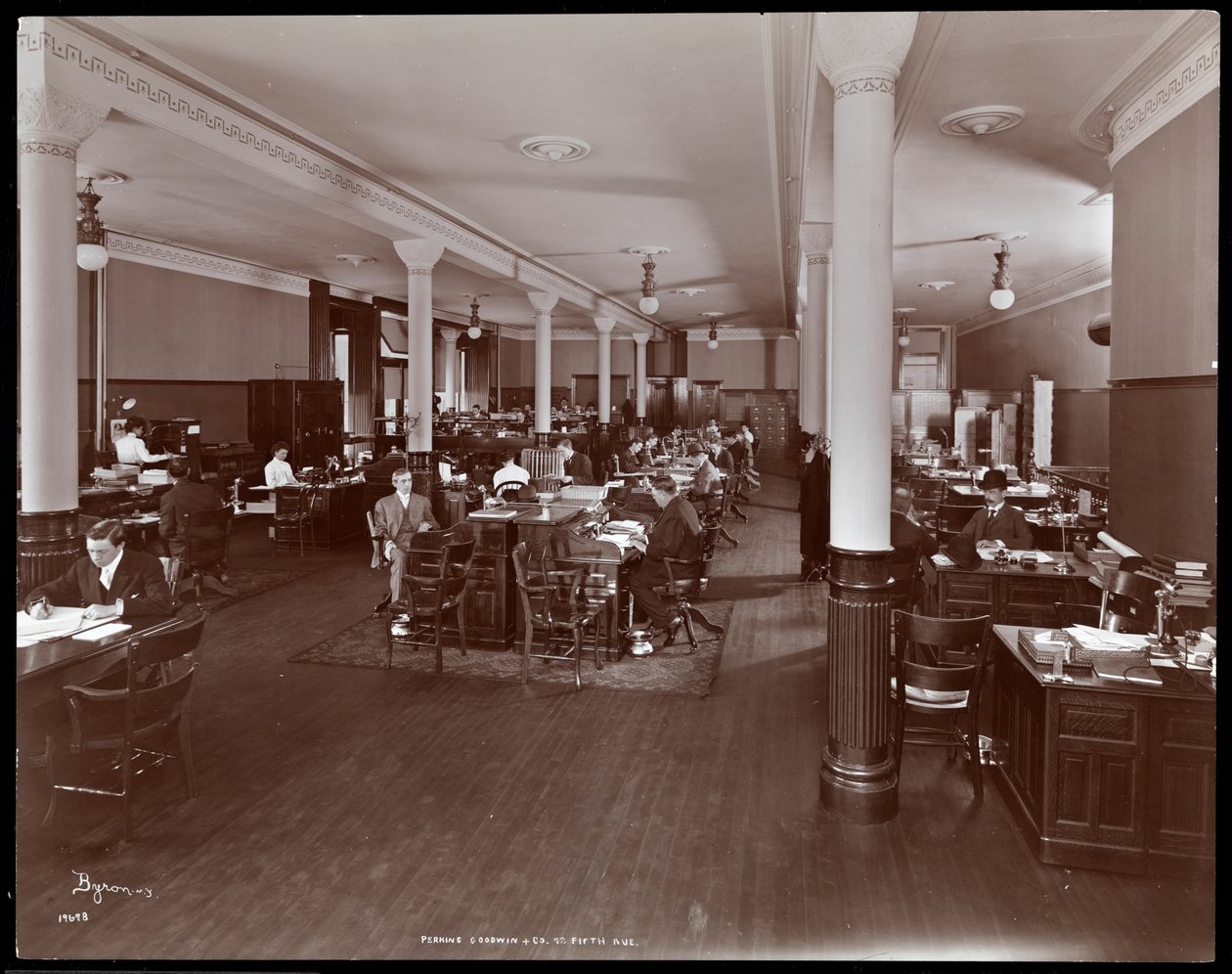 Vnitřní pohled na otevřenou kancelářskou podlahu v Perkins, Goodwin und Co. na 72 5th Avenue, New York, kolem roku 1905 (potisk stříbrné želatiny) od Byron Company