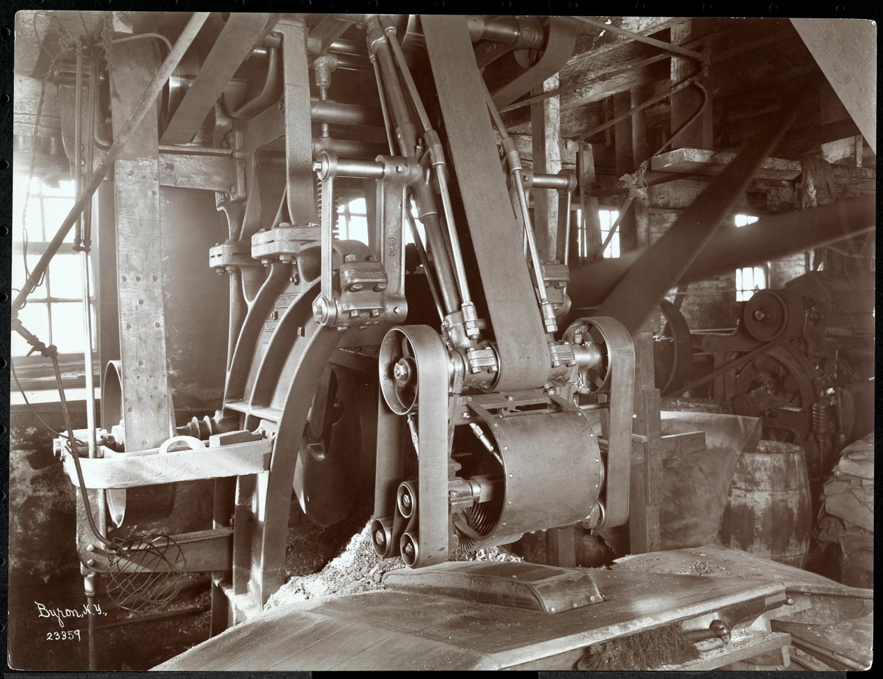 Vnitřní pohled na velké mechanické zařízení poháněné řemenem v New York Leather Belting Co., New York, 1906 (potisk stříbrné želatiny) od Byron Company