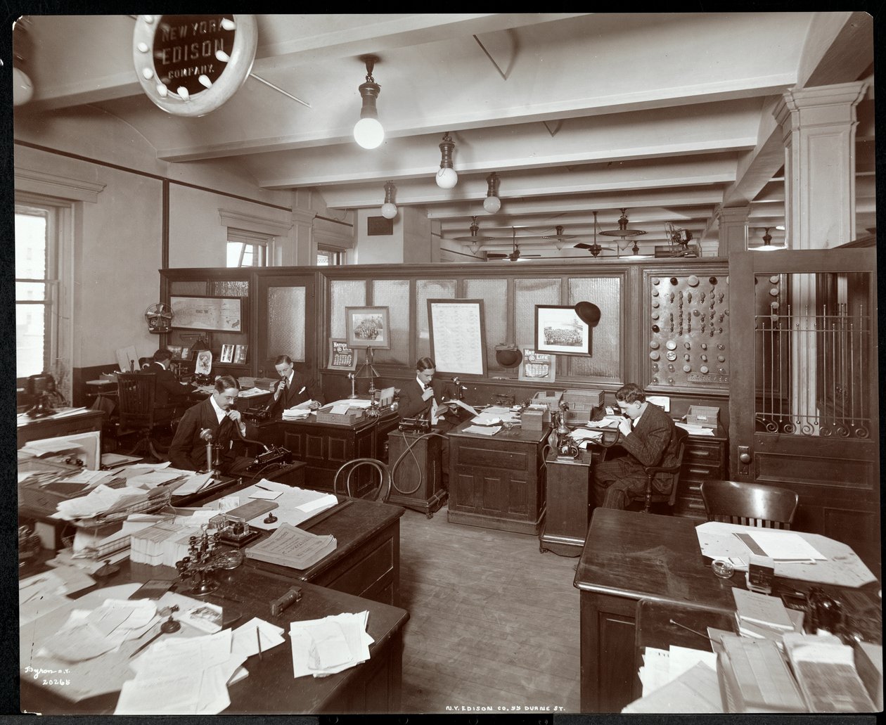Vnitřní pohled na muže používající diktafony v New York Edison Co. na 55 Duane Street, New York, 1905 (stříbrný želatinový tisk) od Byron Company
