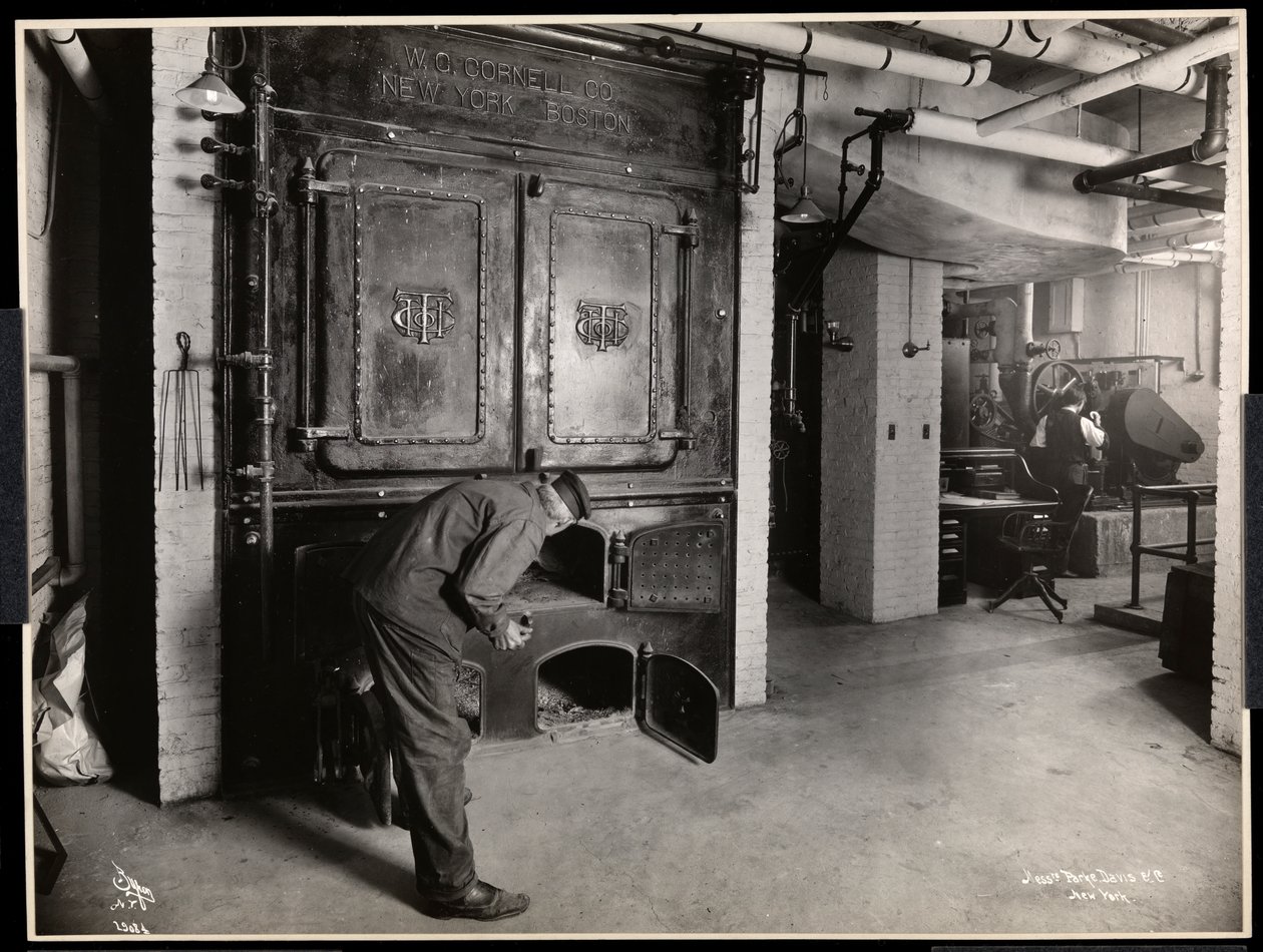 Vnitřní pohled na muže pracující v peci v Parke, Davis und Co., chemici, Hudson und Vestry Streets, New York, 1910 (stříbrný želatinový tisk) od Byron Company
