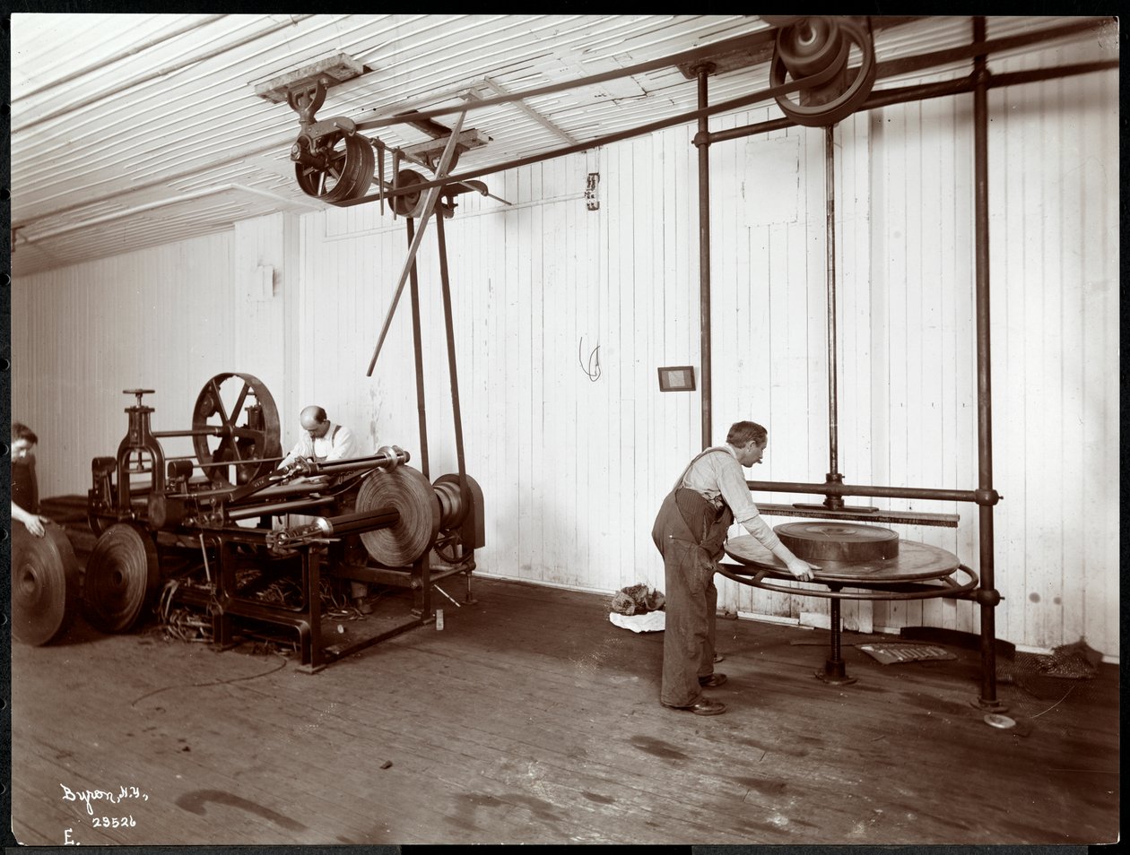 Vnitřní pohled na muže pracující s kůží v New York Leather Belting Co., New York, 1906 (stříbrný želatinový tisk) od Byron Company