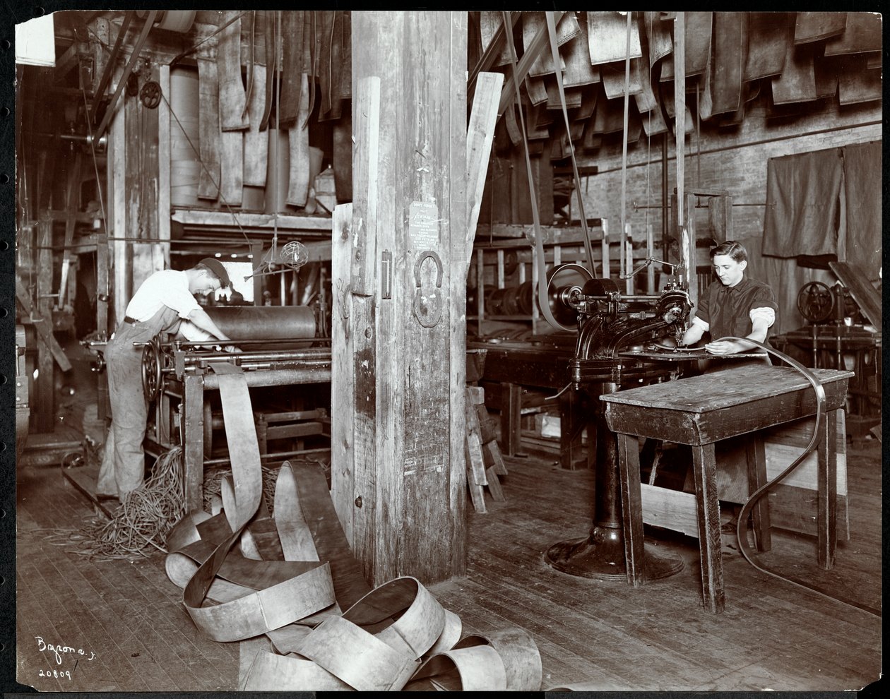 Vnitřní pohled na muže pracující s kůží v New York Leather Belting Co., New York, 1905 nebo 1906 (stříbrný želatinový tisk) od Byron Company