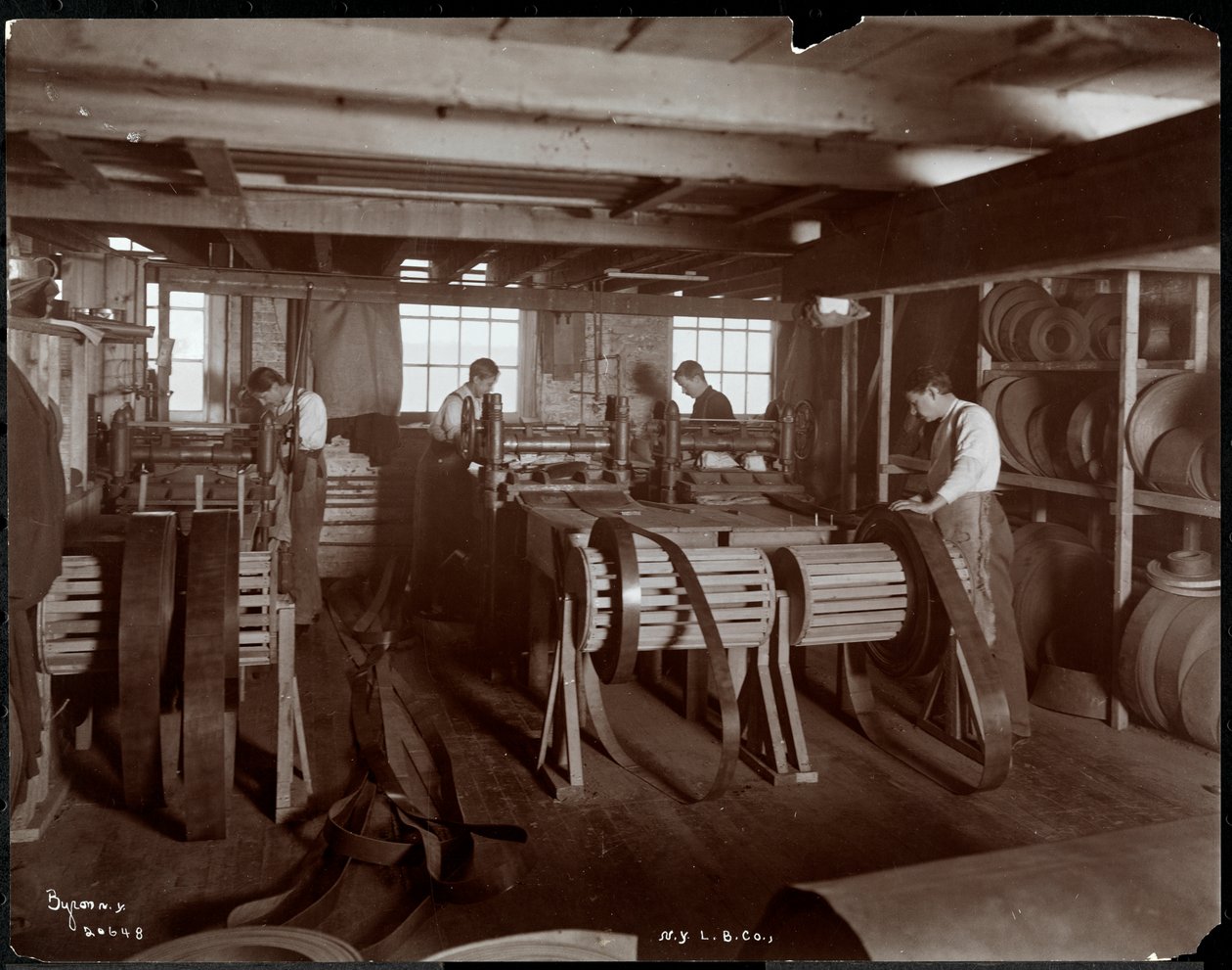 Vnitřní pohled na muže pracující s kůží v New York Leather Belting Co., New York, 1905 (stříbrný želatinový tisk) od Byron Company