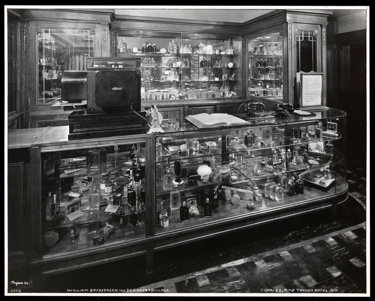 Vnitřní pohled na salon krásy Charles of the Ritz v hotelu Ritz Tower, Park Avenue a 57th Street, New York, 1932 (potisk stříbrné želatiny) od Byron Company