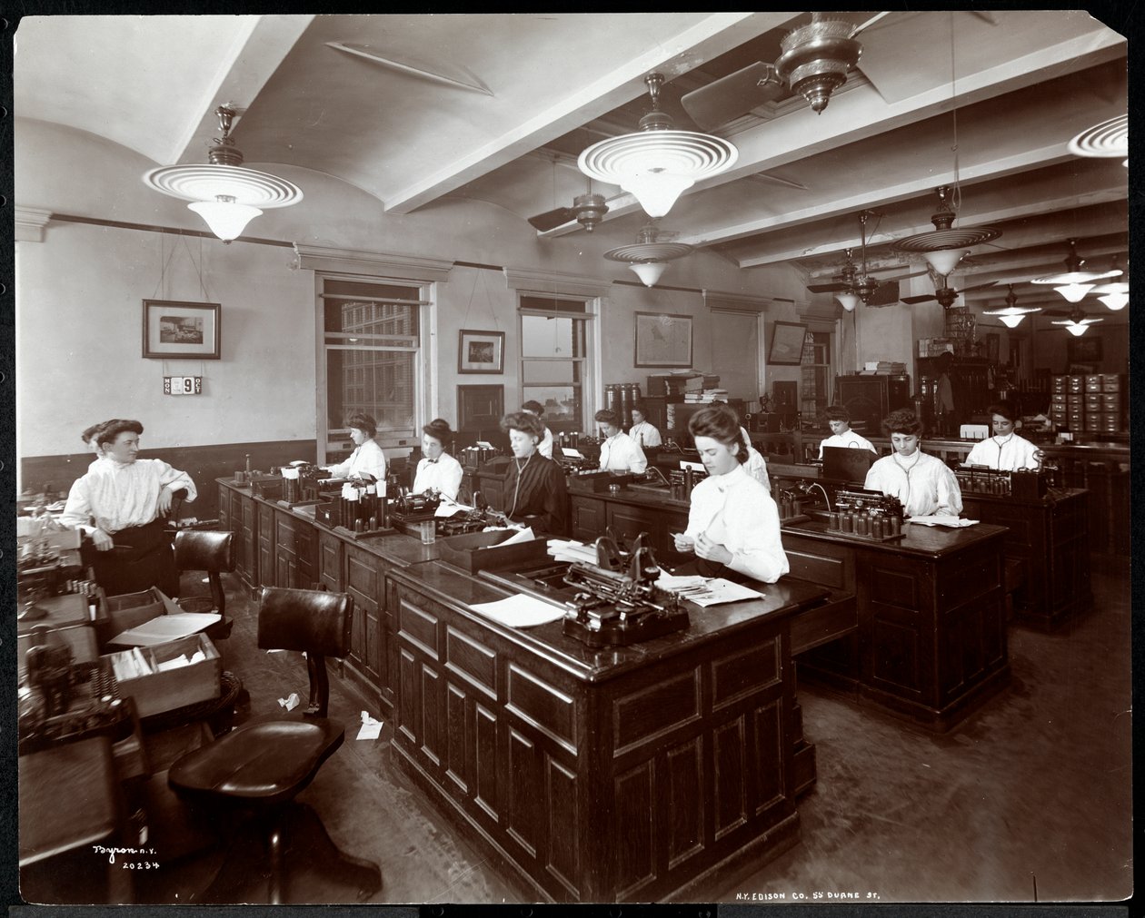 Vnitřní pohled na ženy u diktafonů v New York Edison Co. na 55 Duane Street, New York, 1905 (stříbrný želatinový tisk) od Byron Company