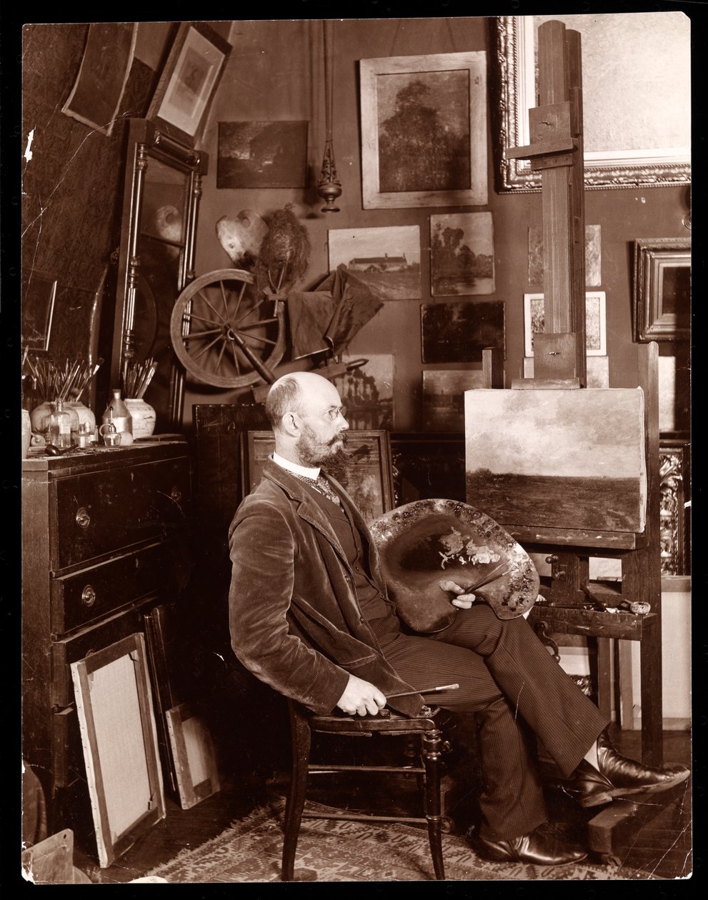 John Francis Murphy ve svém ateliéru v Chelsea, West 23rd Street, New York, kolem roku 1895 (stříbrný želatinový tisk) od Byron Company