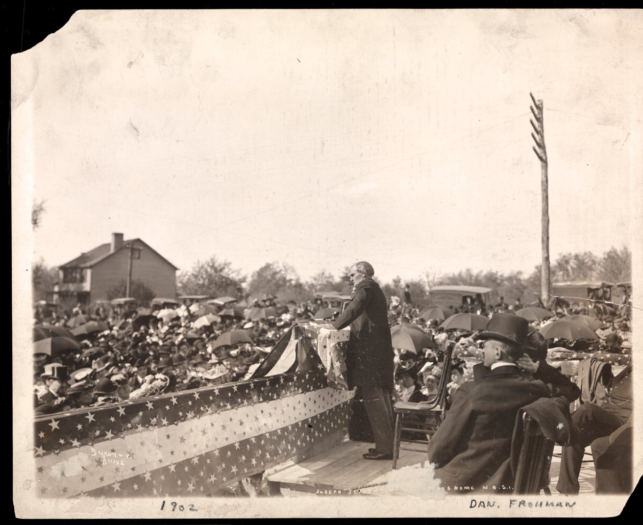 Joseph Jefferson promluvil k davu shromážděnému při zasvěcení Hercova domu ve West New Brighton, Staten Island, New York, 1902 (potisk stříbrnou želatinou) od Byron Company