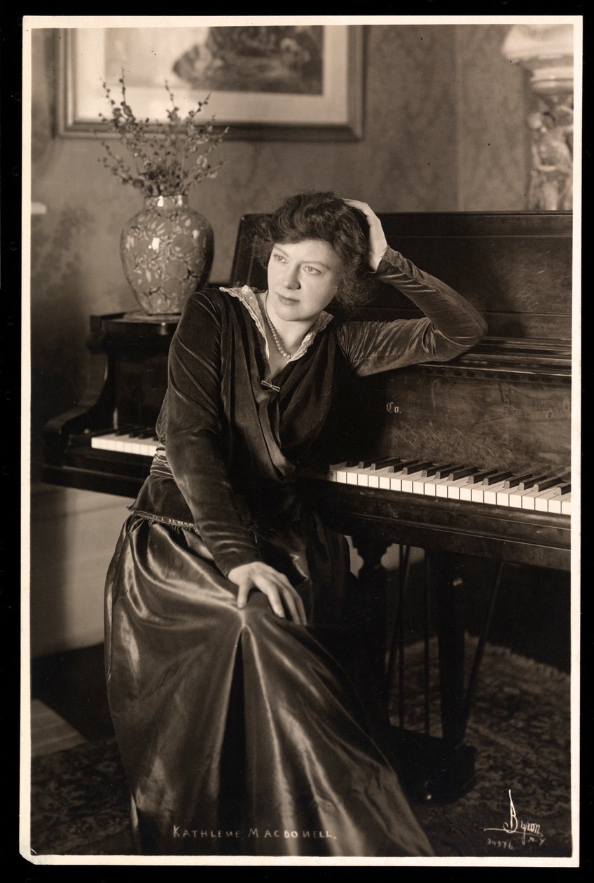 Kathleen MacDonell, cca 1914 (stříbrný želatinový tisk) od Byron Company
