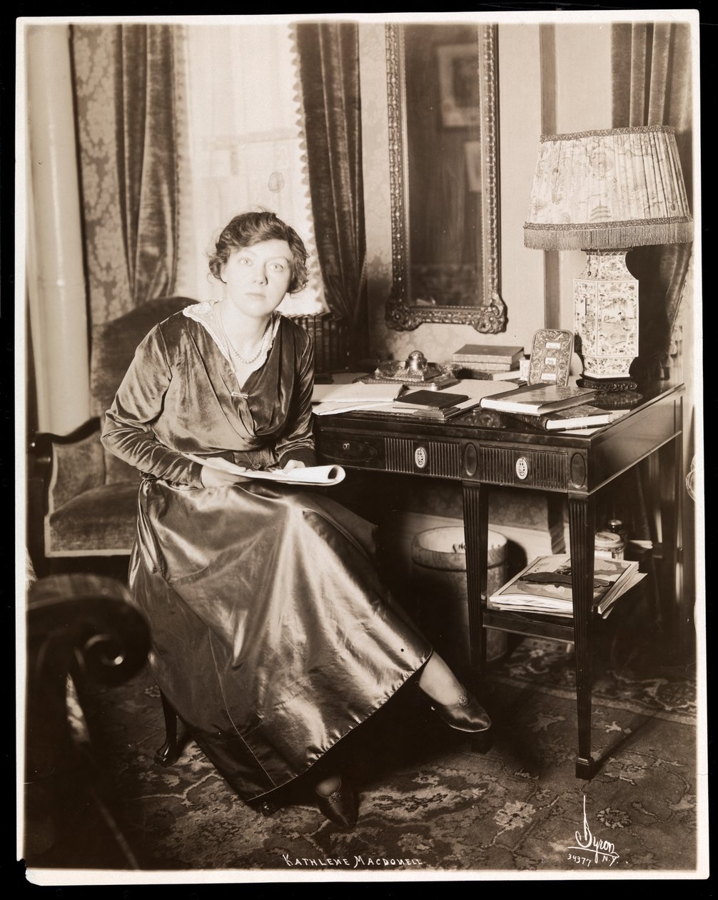 Kathleen MacDonell, cca 1914 (stříbrný želatinový tisk) od Byron Company