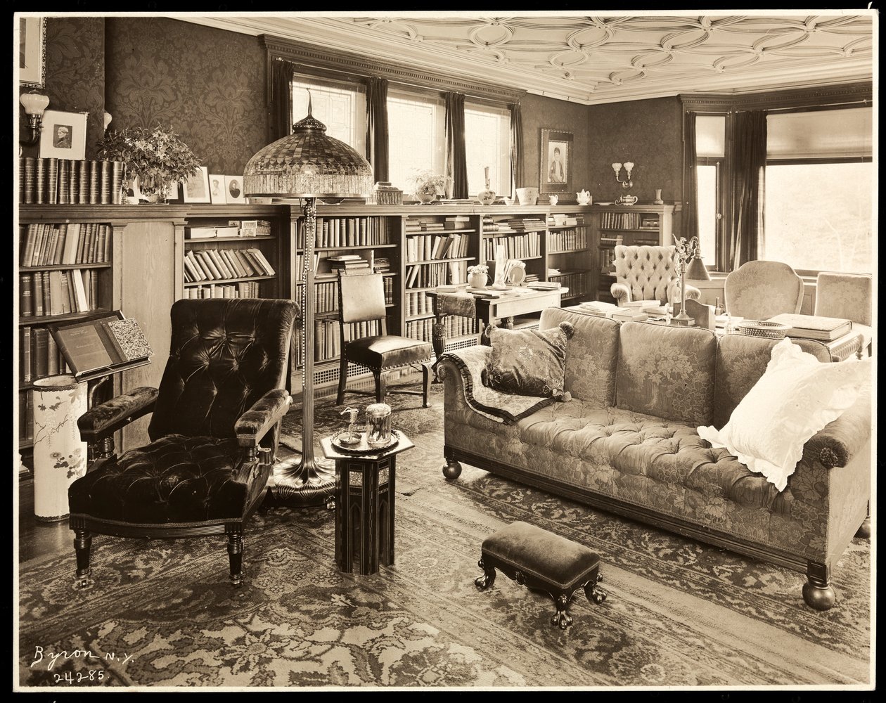 Knihovna v domě Thomase Edisona, 1907 (stříbrný želatinový tisk) od Byron Company