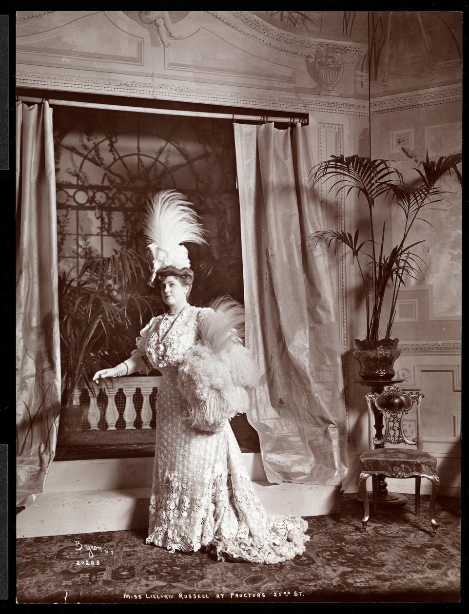 Lillian Russell v kostýmu na scéně inscenace v Proctor