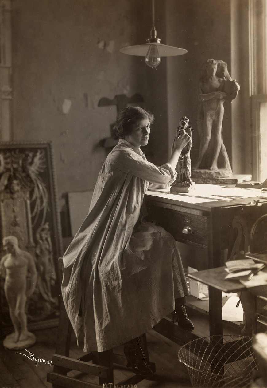 Mabel Taliaferro pracuje na soše ve svém studiu, New York, kolem roku 1916 (stříbrný želatinový tisk) od Byron Company