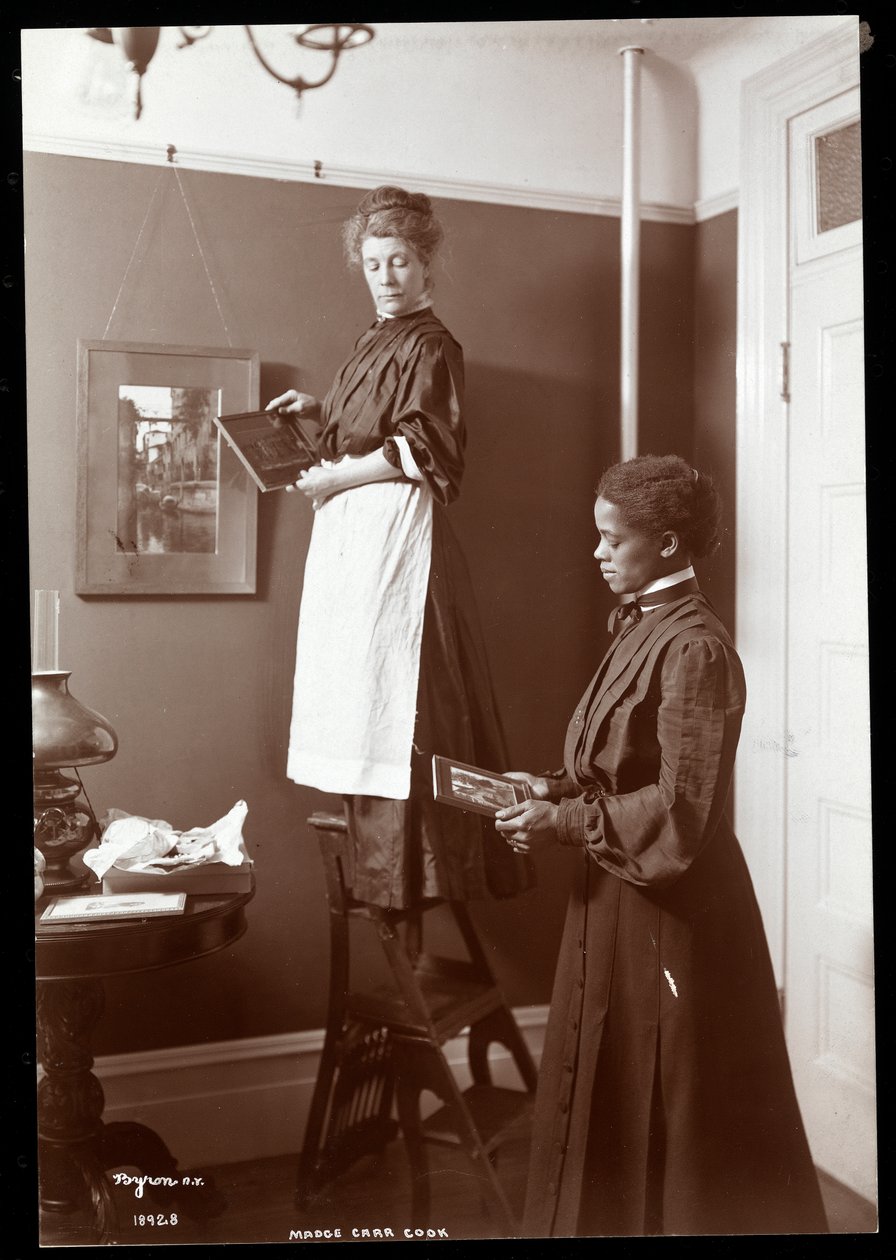 Madge Carr Cook visí obrázky se svou služkou, kolem roku 1904 (stříbrný želatinový tisk) od Byron Company