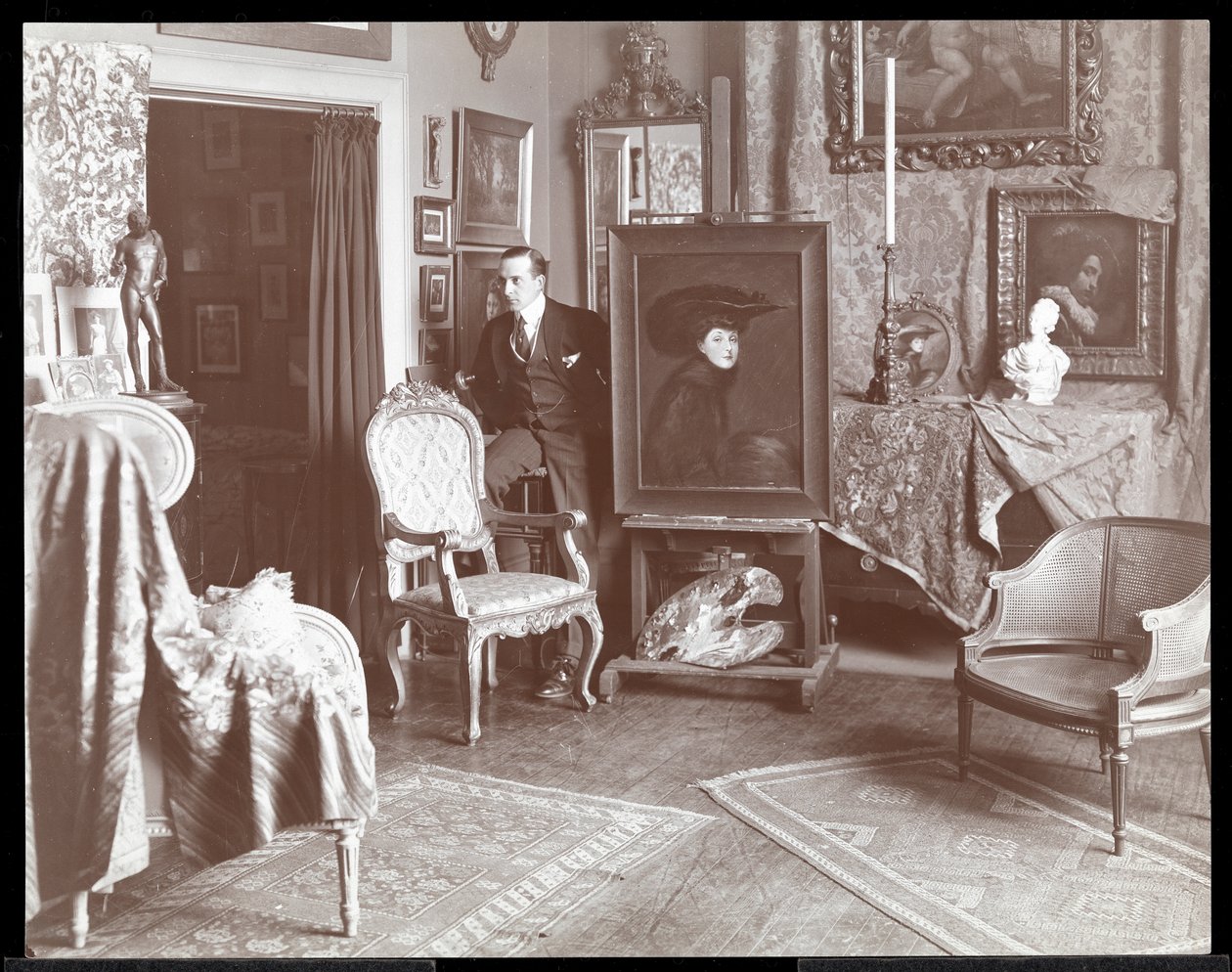 Malcolm Strauss ve svém ateliéru v New Yorku, kolem roku 1895 (stříbrný želatinový tisk) od Byron Company