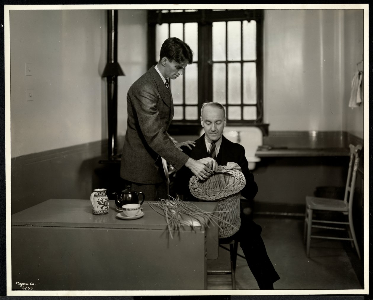 Muž učí jiného muže košíkářství v New York Association for the Blind, 111 East 59th Street, New York, 1931 (stříbrný želatinový tisk) od Byron Company