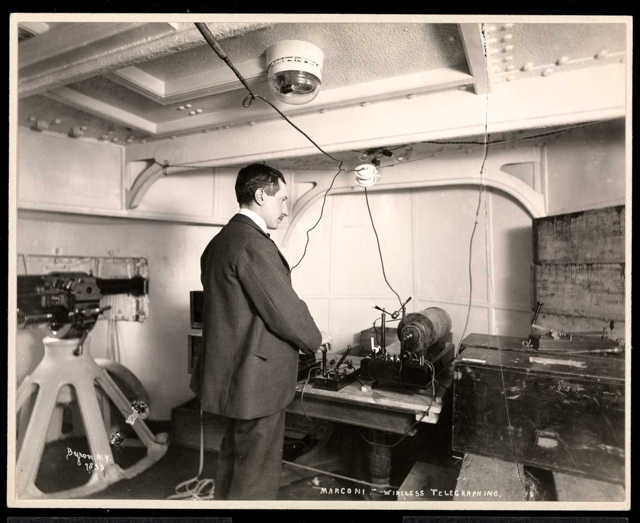 Marconi a jeho bezdrátový telegrafní přístroj, 1899-1900 (stříbrný želatinový tisk) od Byron Company