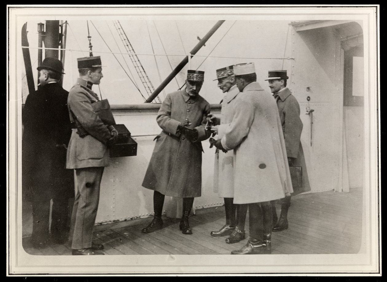 Maršál Foch na lodi SS "Paris", 1906 (stříbrný želatinový tisk) od Byron Company