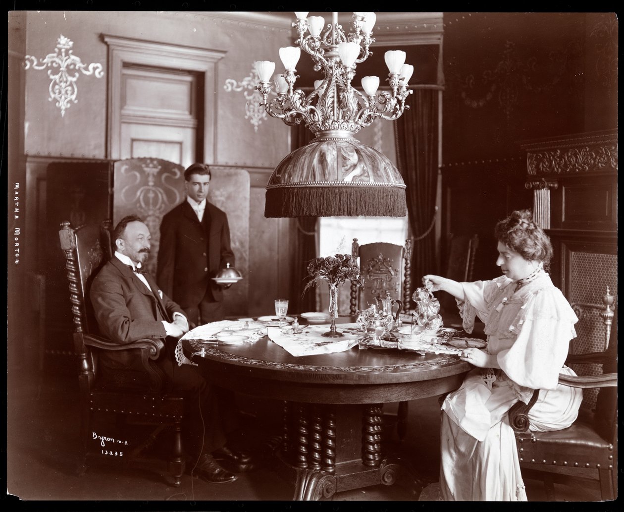 Martha Morton doma, 1902 (stříbrný želatinový tisk) od Byron Company