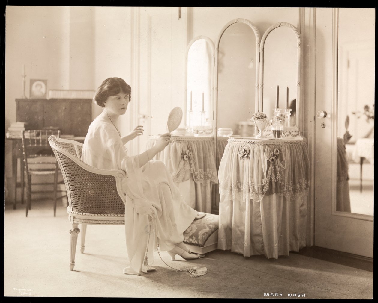 Mary Nash doma, 1915 (stříbrný želatinový tisk) od Byron Company