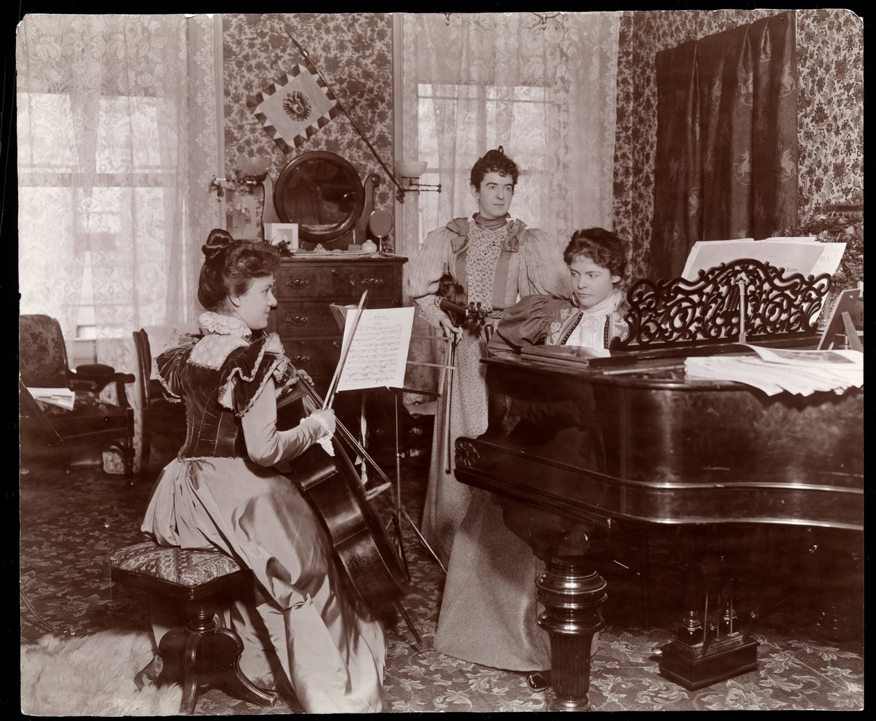 Maud Powellová a dva komparzisté, asi 1896 (stříbrný želatinový tisk) od Byron Company