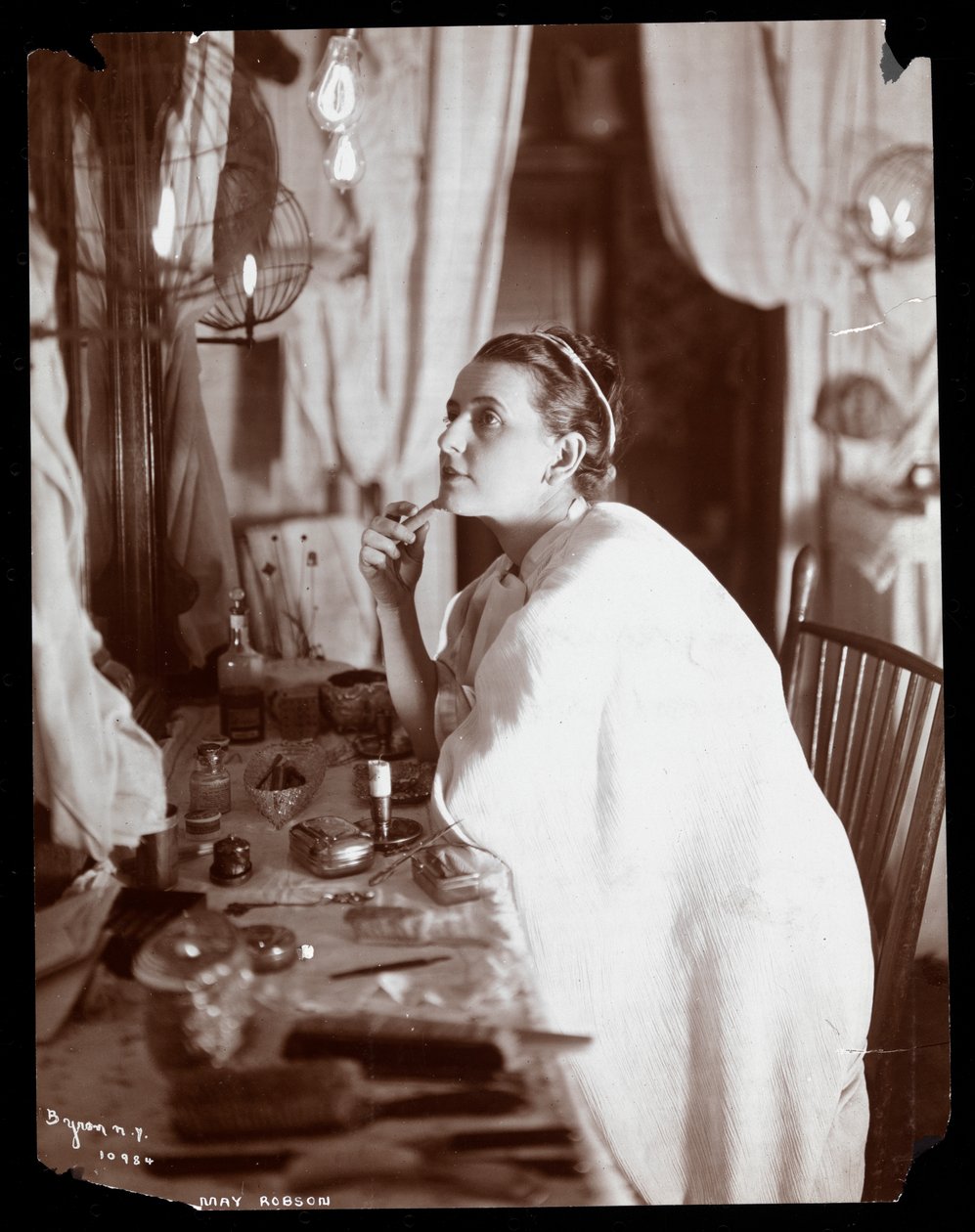 May Robson, 1901 (stříbrný želatinový tisk) od Byron Company