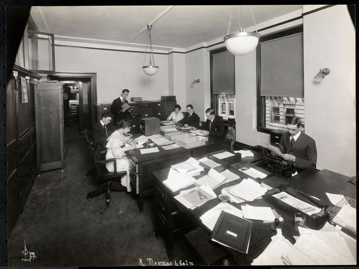 Muži a ženy pracující v exportní a registrační kanceláři R. Martens und Co. Inc., New York, 1916-17 (stříbrný želatinový tisk) od Byron Company
