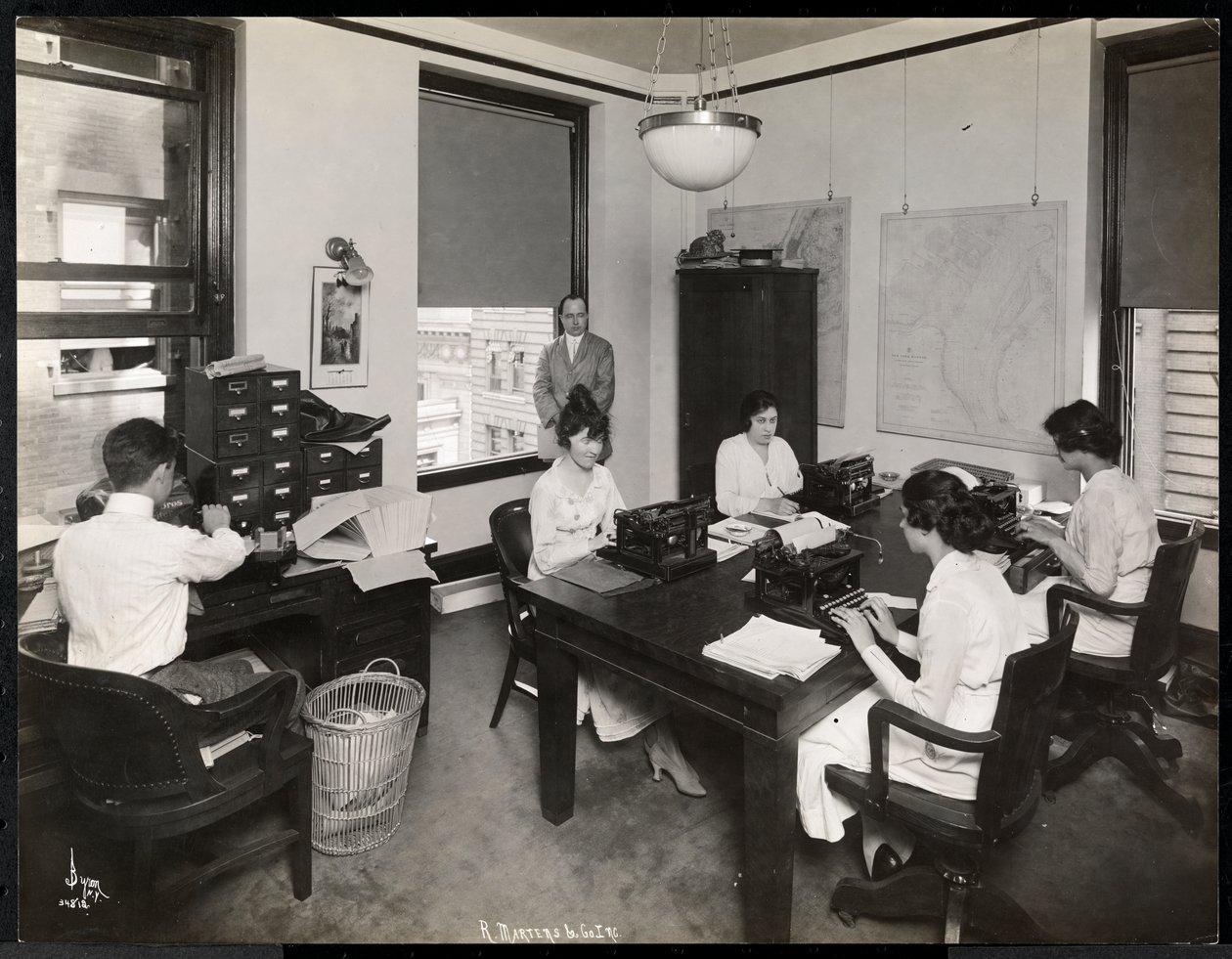 Muži a ženy pracující v oddělení stenografu R. Martens und Co. Inc., New York, 1916 nebo 1917 (stříbrný želatinový tisk) od Byron Company
