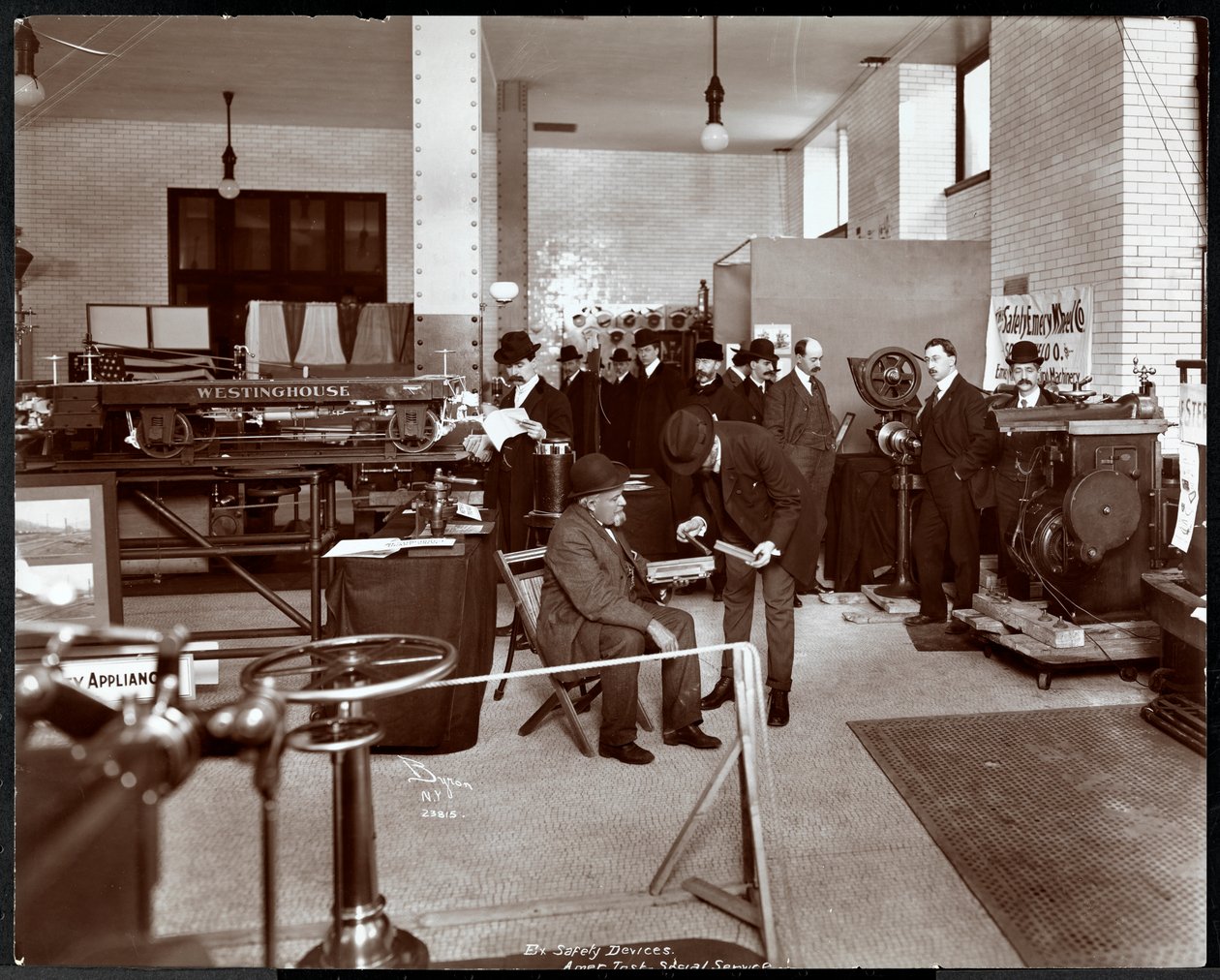 Muži na výstavě bezpečnostních zařízení v Americkém institutu sociálních služeb, New York, 1906-07 (stříbrný želatinový tisk) od Byron Company