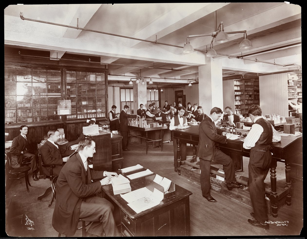 Muži plnící objednávky v kanceláři v Parke, Davis und Co., chemici, Hudson und Vestry Streets, New York, 1910 (potisk stříbrné želatiny) od Byron Company