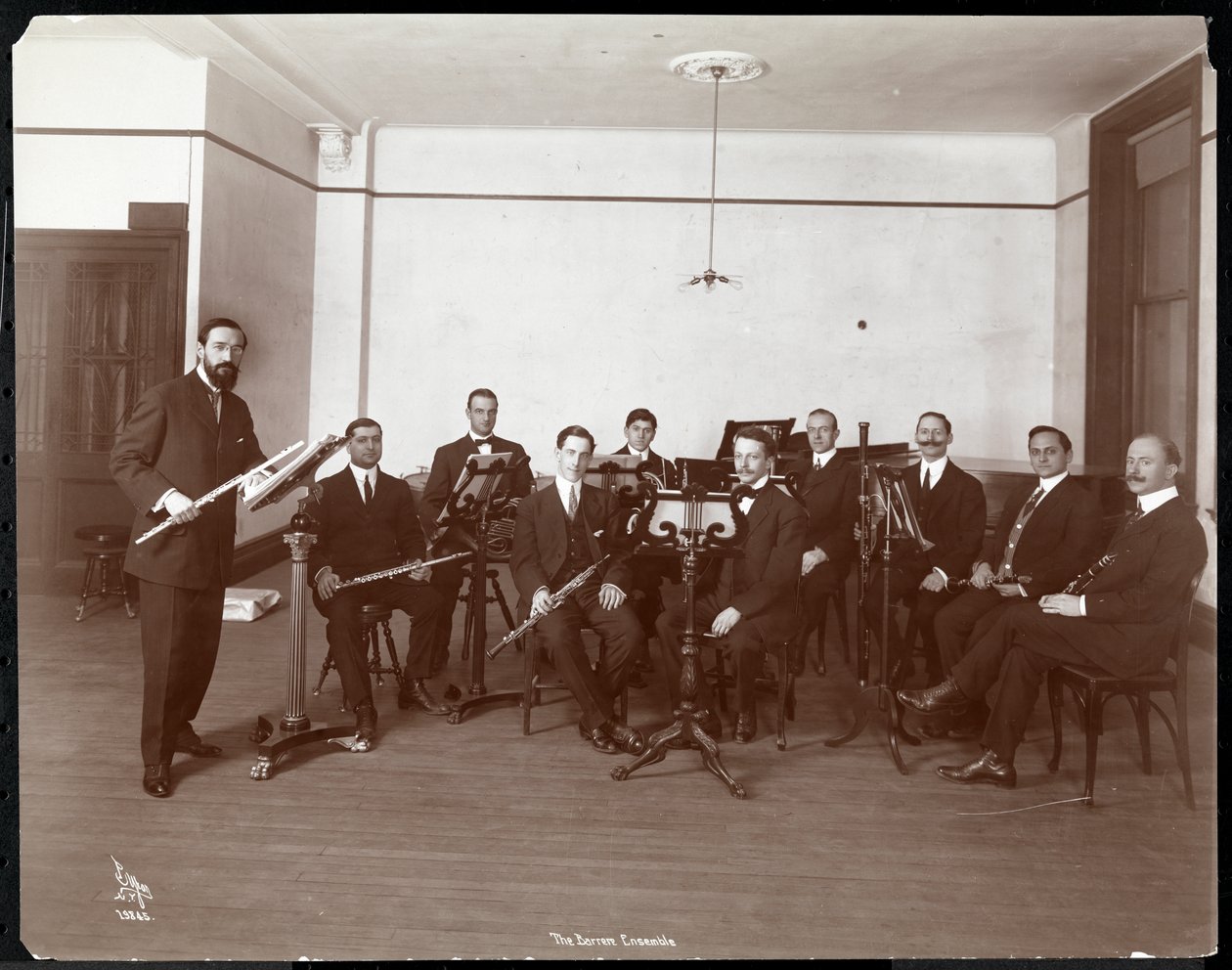 Muži z Barrere Ensemble Orchestra s dechovými nástroji, 1910 (stříbrný želatinový tisk) od Byron Company
