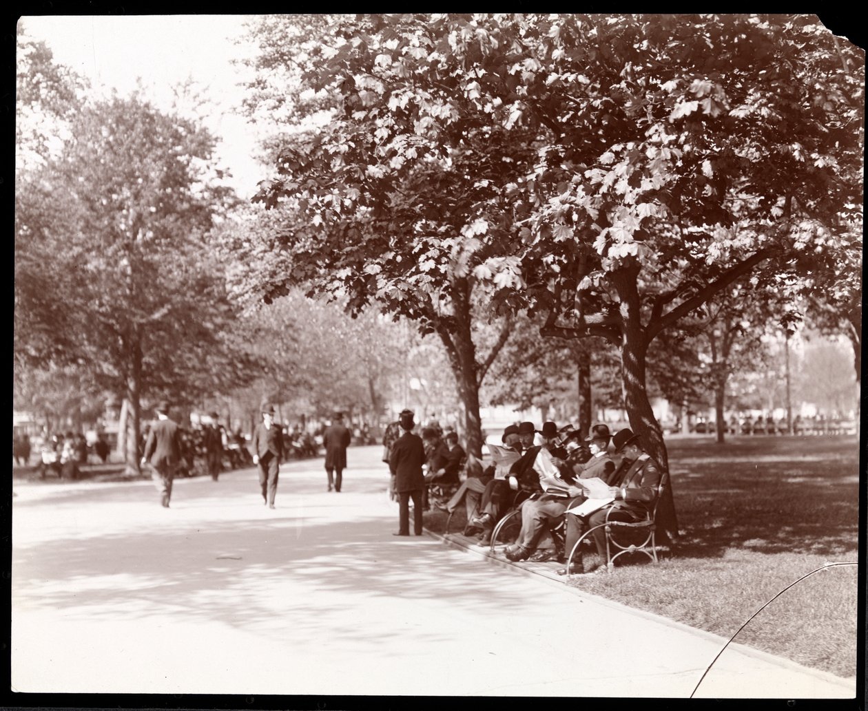 Muži na lavičkách v parku na Union Square, New York, kolem roku 1903 (stříbrný želatinový potisk) od Byron Company