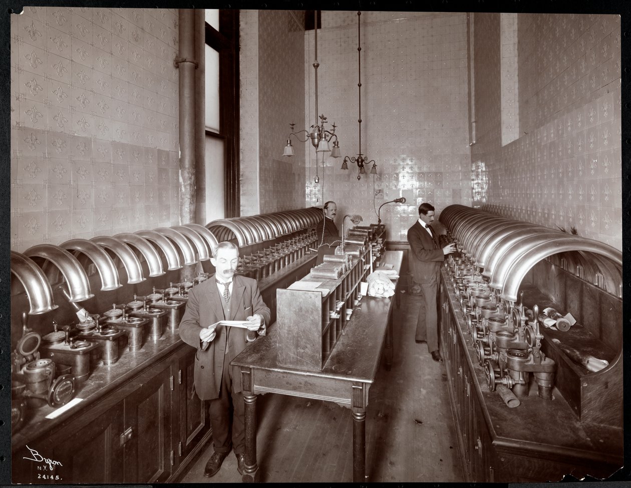 Muži posílající poštu z přepravní místnosti s pneumatickými trubkami v Metropolitan Life Insurance Co. na 23. ulici a Madison Avenue, New York, 1907 (potisk stříbrnou želatinou) od Byron Company