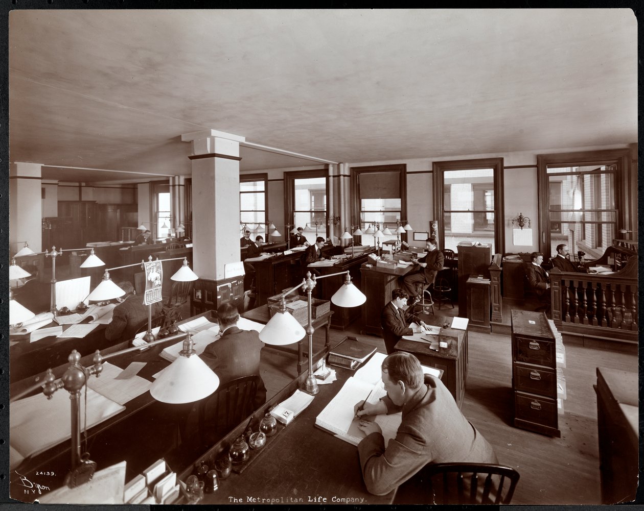 Muži pracující v kanceláři Metropolitan Life Insurance Co. na 23. ulici a Madison Avenue, New York, 1907 (stříbrný želatinový potisk) od Byron Company