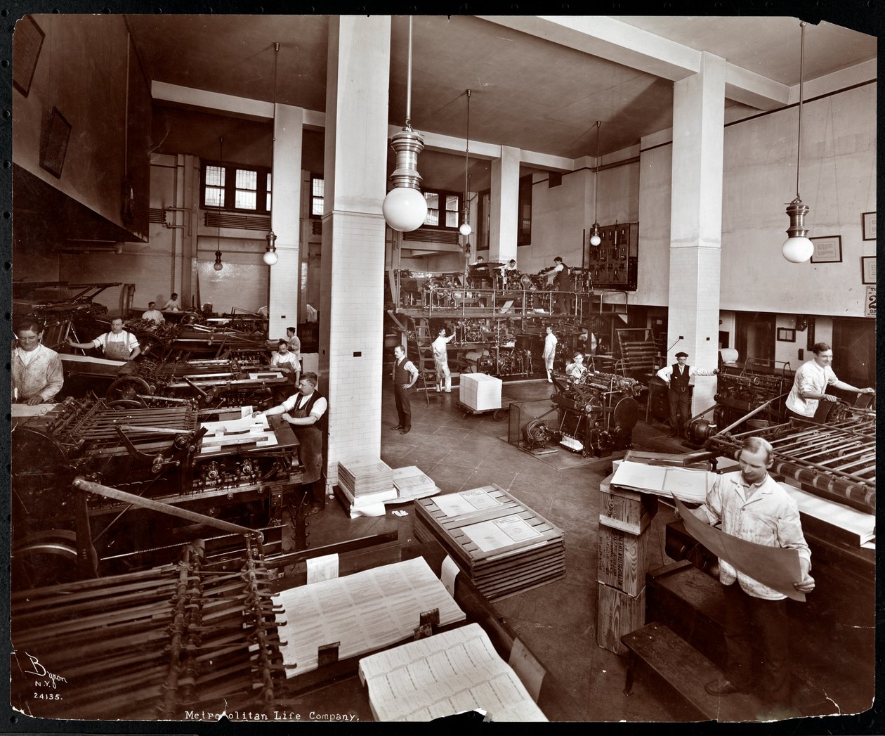 Muži pracující v tiskárně v Metropolitan Life Insurance Co. na 23. ulici a Madison Avenue, New York, 1907 (potisk stříbrnou želatinou) od Byron Company