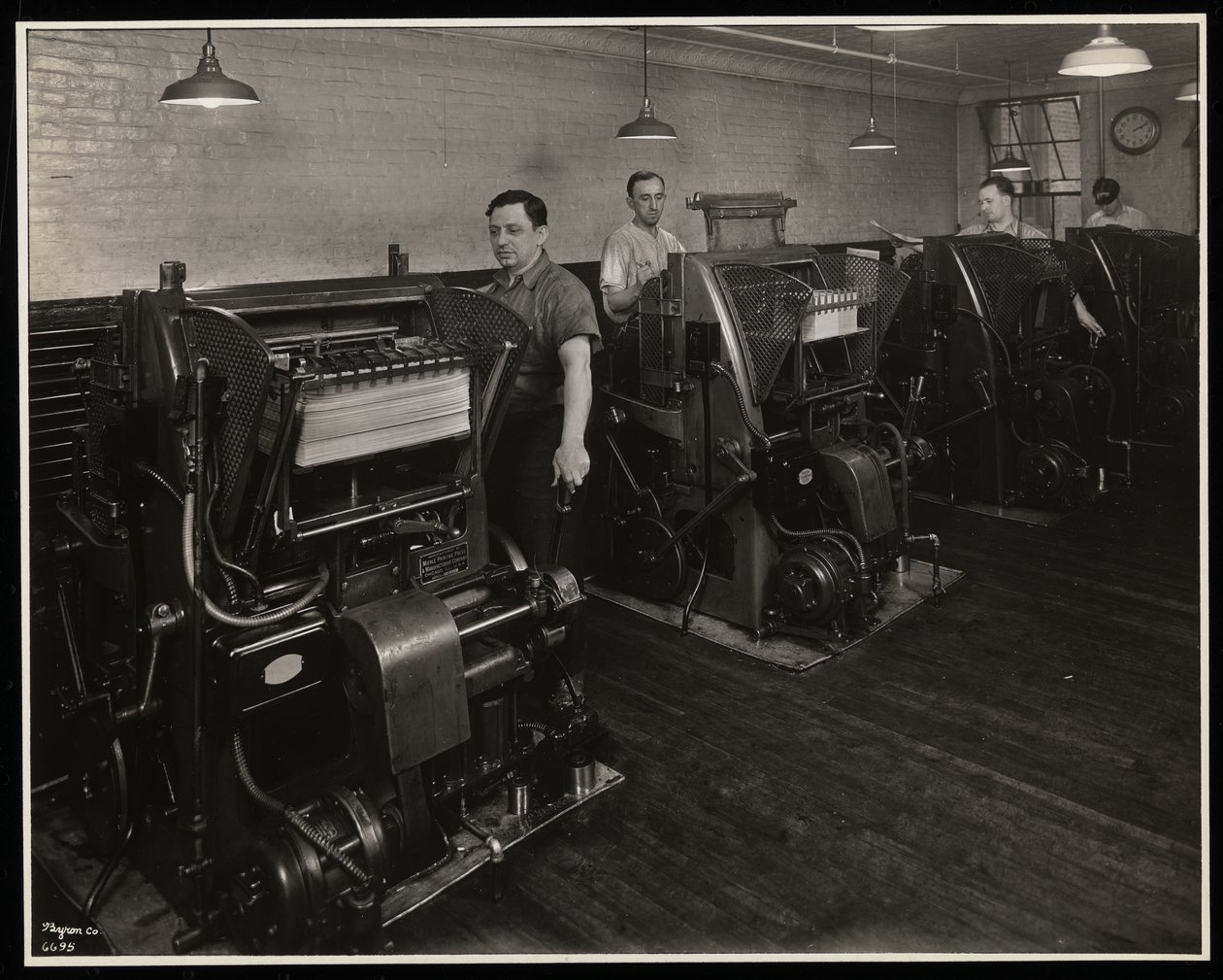 Muži pracují tiskových strojů na UNZ und Co., 24 Beaver Street, New York, 1932 (stříbrný želatinový tisk) od Byron Company