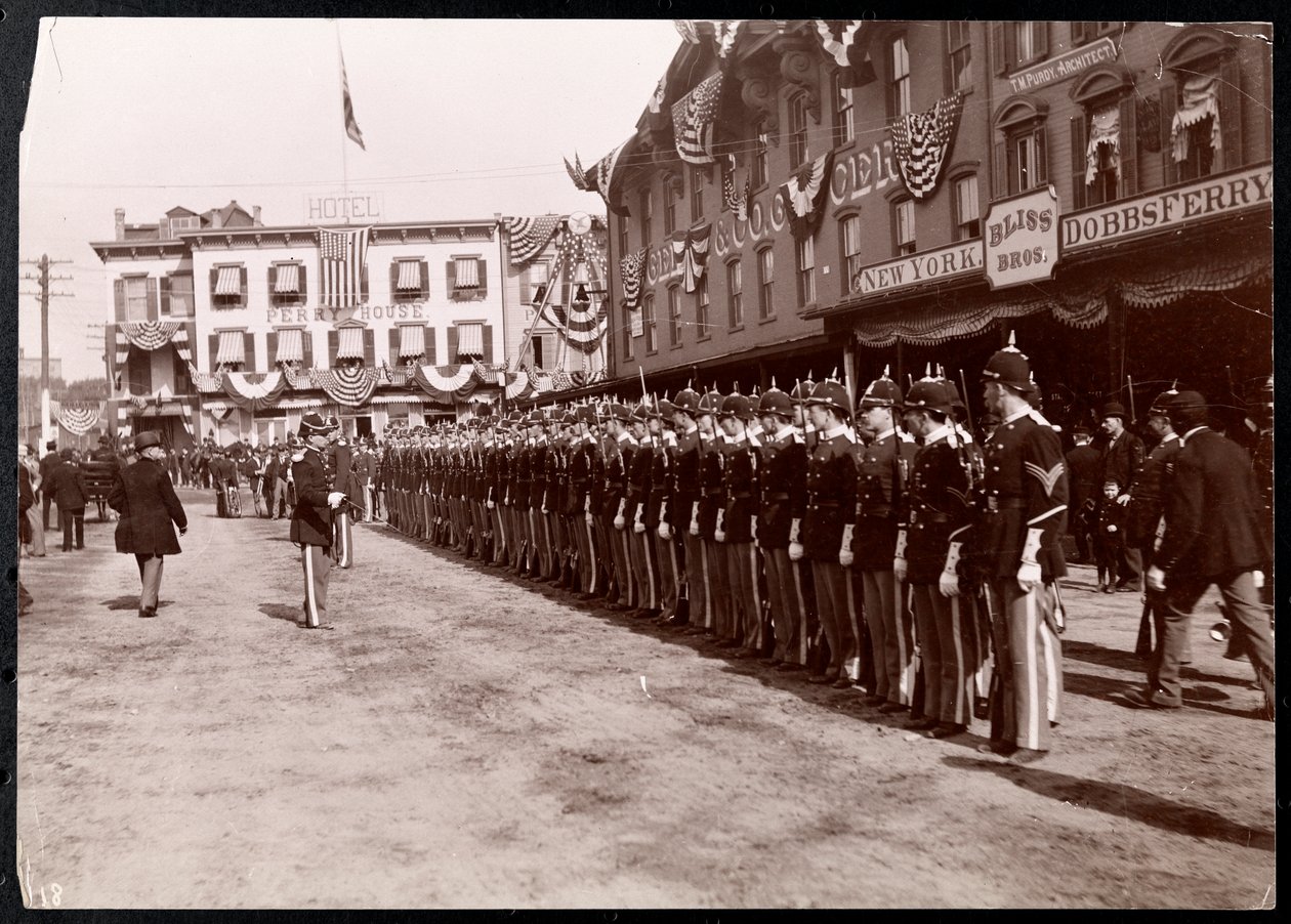 Vojenská sestava na ulici v Dobbs Ferry, New York, 1898 (stříbrný želatinový tisk) od Byron Company