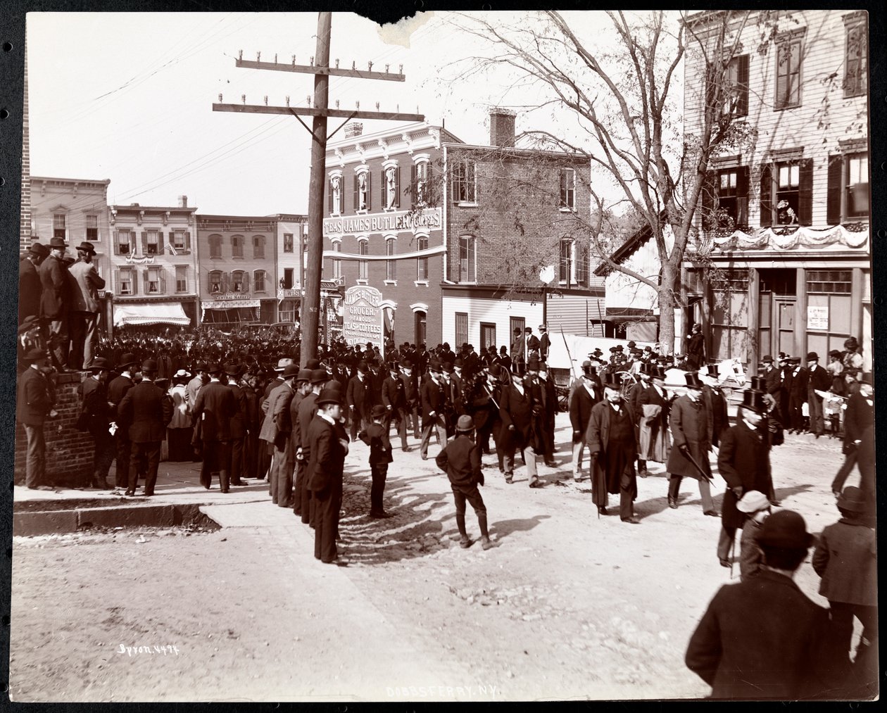 Vojenská přehlídka s uniformovanými muži v cylindrech v Dobbs Ferry, New York, 1898 (stříbrný želatinový tisk) od Byron Company
