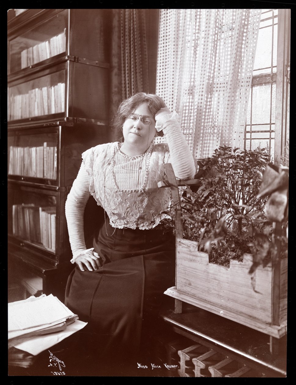 Slečna Alice Kauserová, 1910 (stříbrný želatinový tisk) od Byron Company